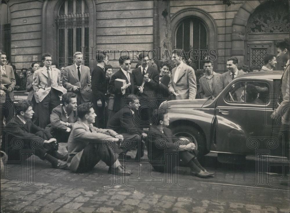 1954 Press Photo Latin Quarter Student Demonstration - Historic Images