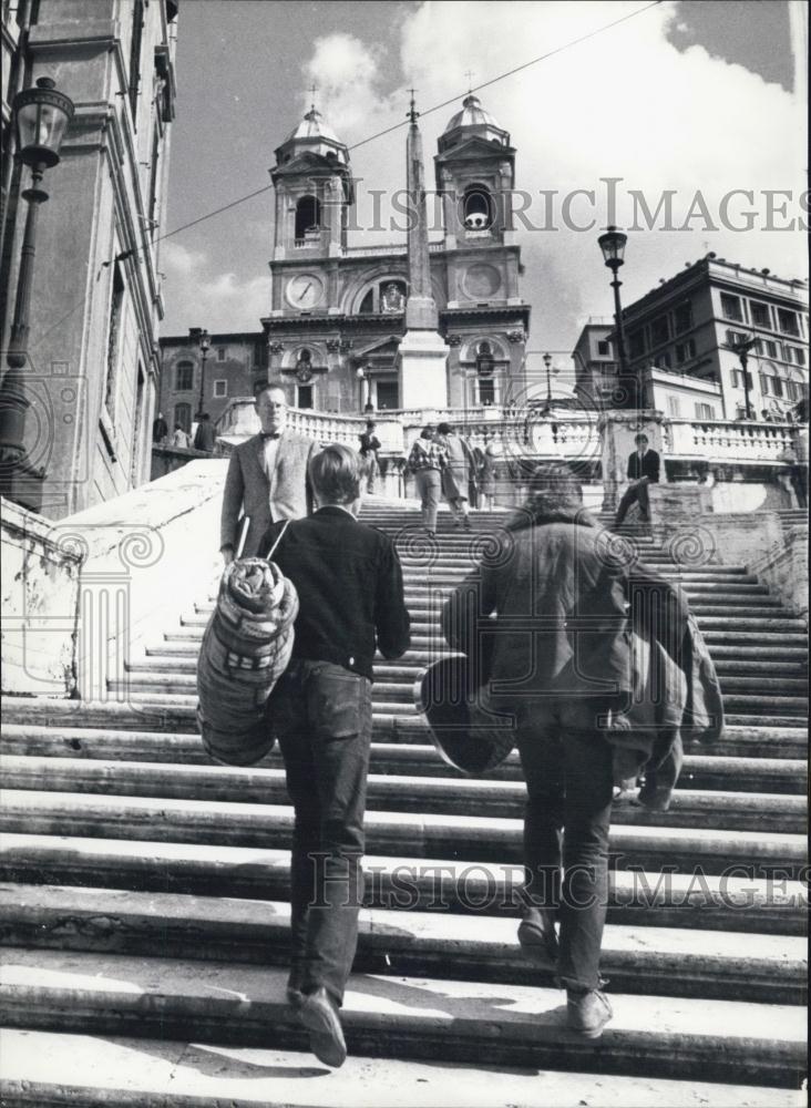 1967 Press Photo Merchants In Rome Protest About Long Hairs-Trinita di Monti - Historic Images