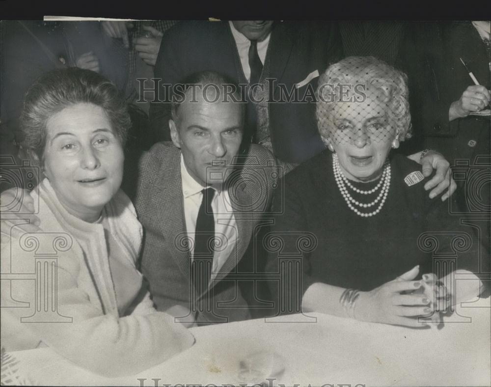 1965 Press Photo Robert Pinget With Two Members Of The Femina Prize Jury - Historic Images