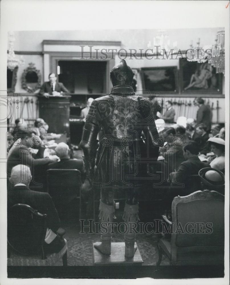 1959 Press Photo Armoury Keeper of the Tower of London and Keeper of the Queen&#39;s - Historic Images