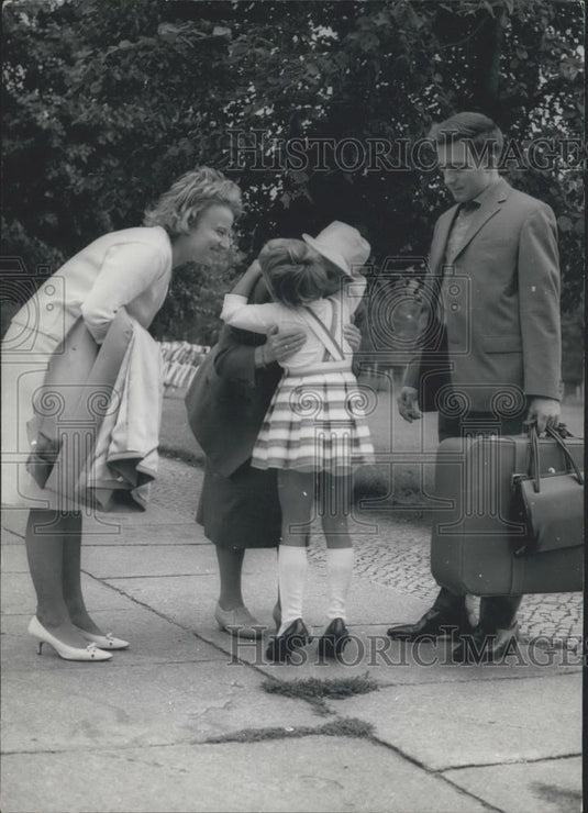 1962 Press Photo Happy meeting again after long separation - Historic Images