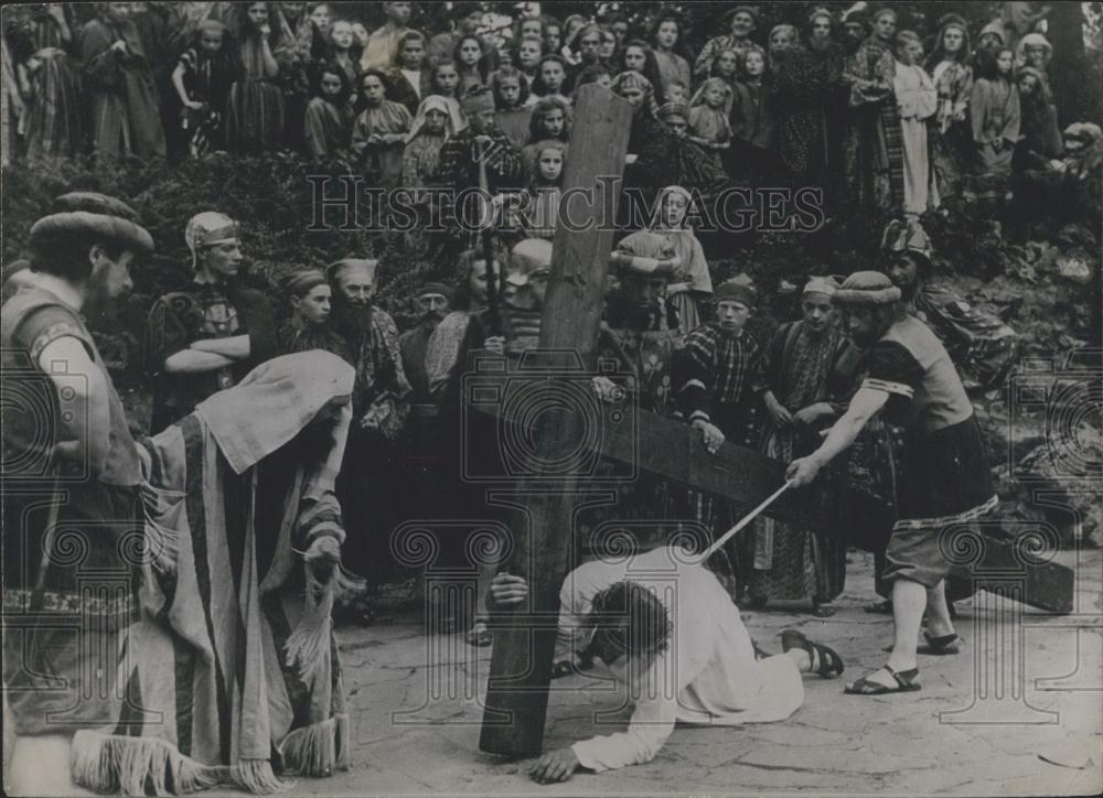 Press Photo Holland&#39;s passion play: Christ is goaded by his tormentors - Historic Images