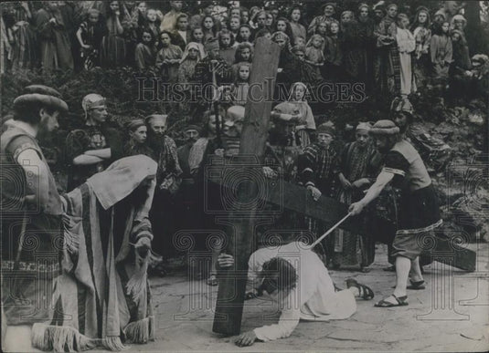 Press Photo Holland's passion play: Christ is goaded by his tormentors - Historic Images