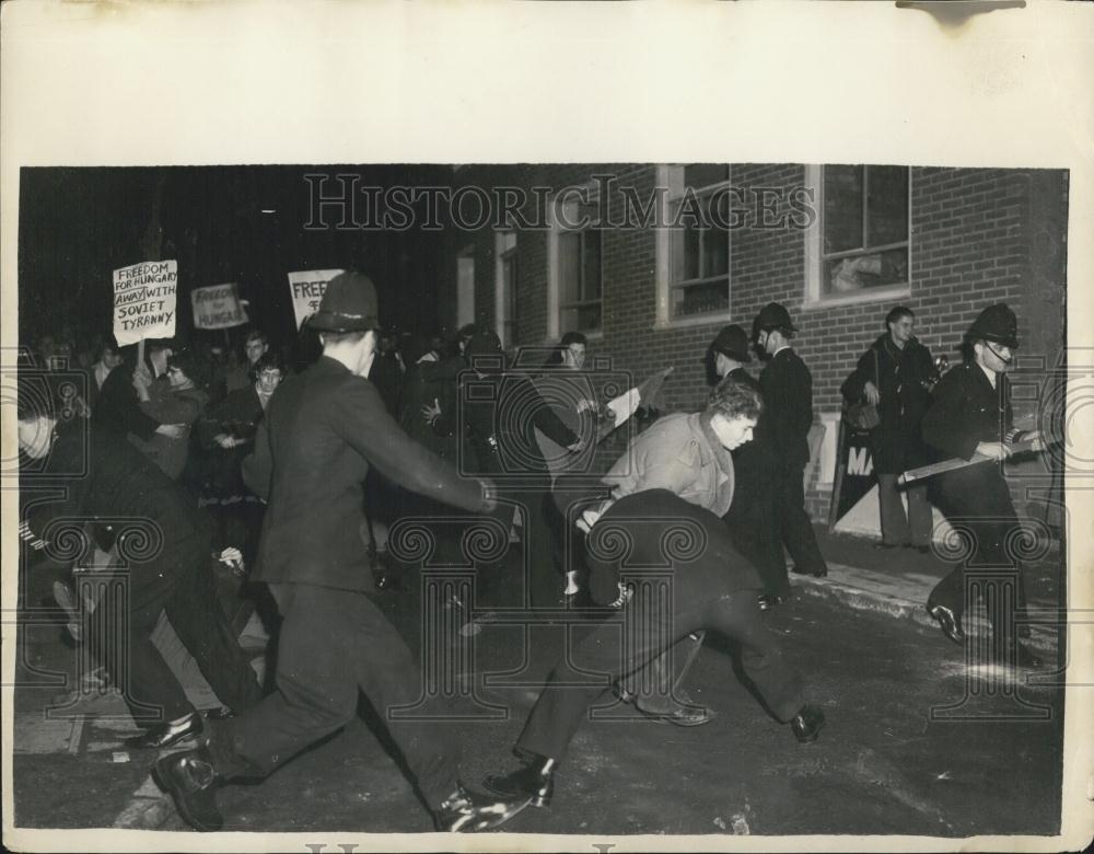 Press Photo Students demonstrates outside the Daily Worker Offices in London - Historic Images