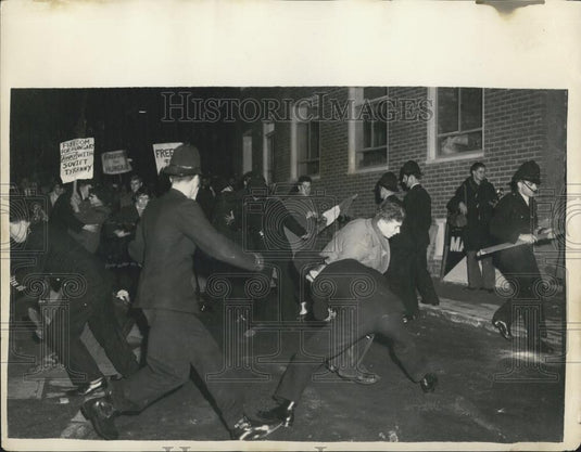 Press Photo Students demonstrates outside the Daily Worker Offices in London - Historic Images