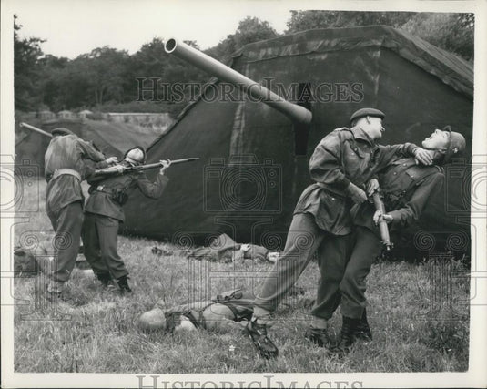1957 Press Photo Rehearsing battle scene for searchlight tattoo - Historic Images