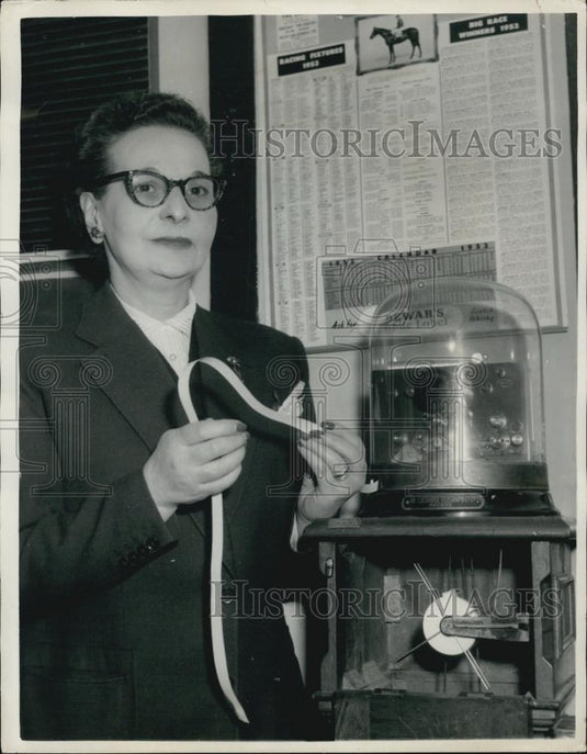 1953 Press Photo Mrs. Anne Richman bookmaker who was robed of her mink coat. - Historic Images