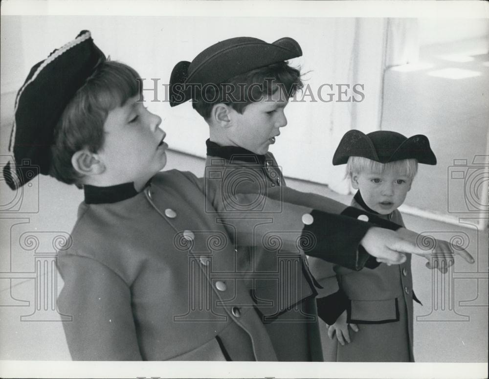 Press Photo Boys In Colonial Uniforms - Historic Images