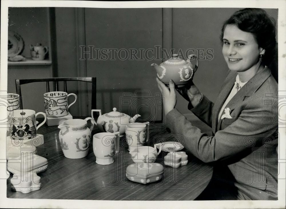 Press Photo Wedgwood Coronation Souvenirs Woman Holding Teapot Pottery - Historic Images