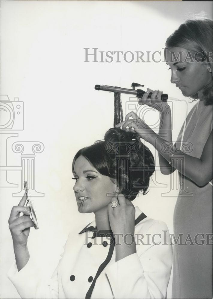 1967 Press Photo Photo model Margot and her sister Gabriela with curling iron. - Historic Images