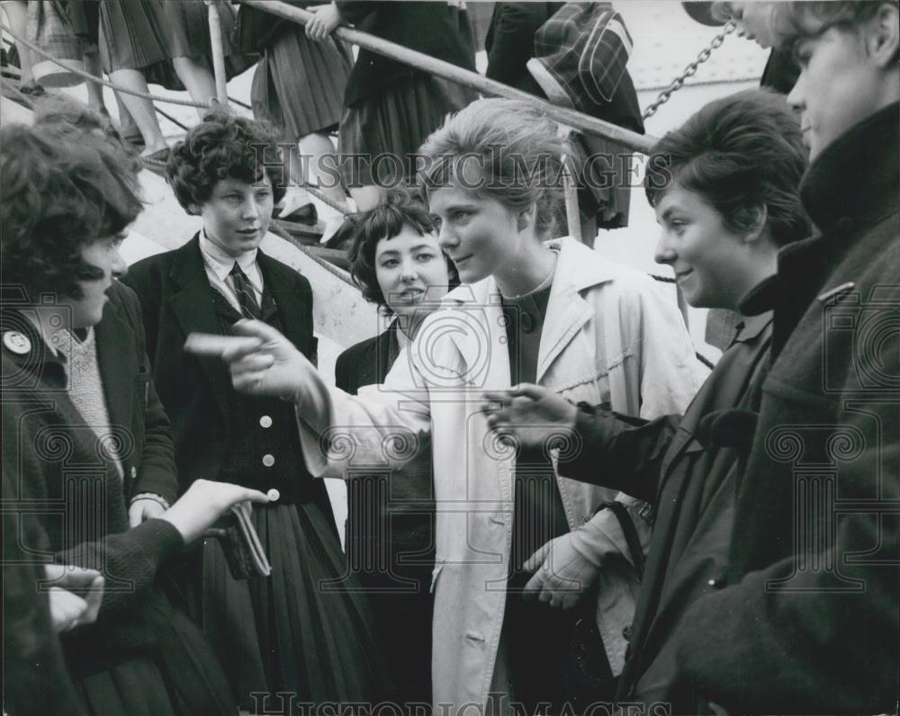 Press Photo Anglo-Norwegian Relations at Party of Norwegian School Children - Historic Images