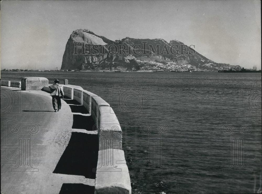 Press Photo Gibraltar Fortress Town Harbour View Over Water - Historic Images