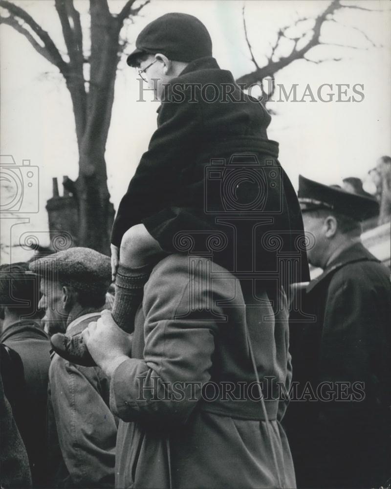 Press Photo Spectators Gather At Tinsley Green National Marble Championship - Historic Images