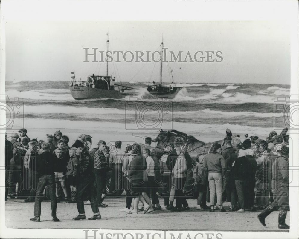 1960 Press Photo Motor Ship Driven Around Off The Cost of West Jutland - Historic Images