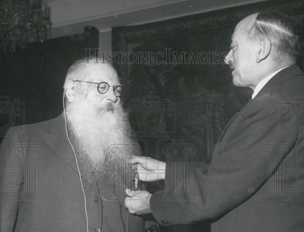 1955 Press Photo Professor Louis Philippe aka &quot;Mr. Photo&quot; receives a honor - Historic Images