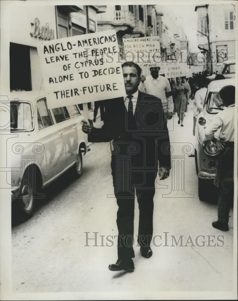 1964 Press Photo Students Members SFK Trade Union Demonstrate Anti-American - Historic Images