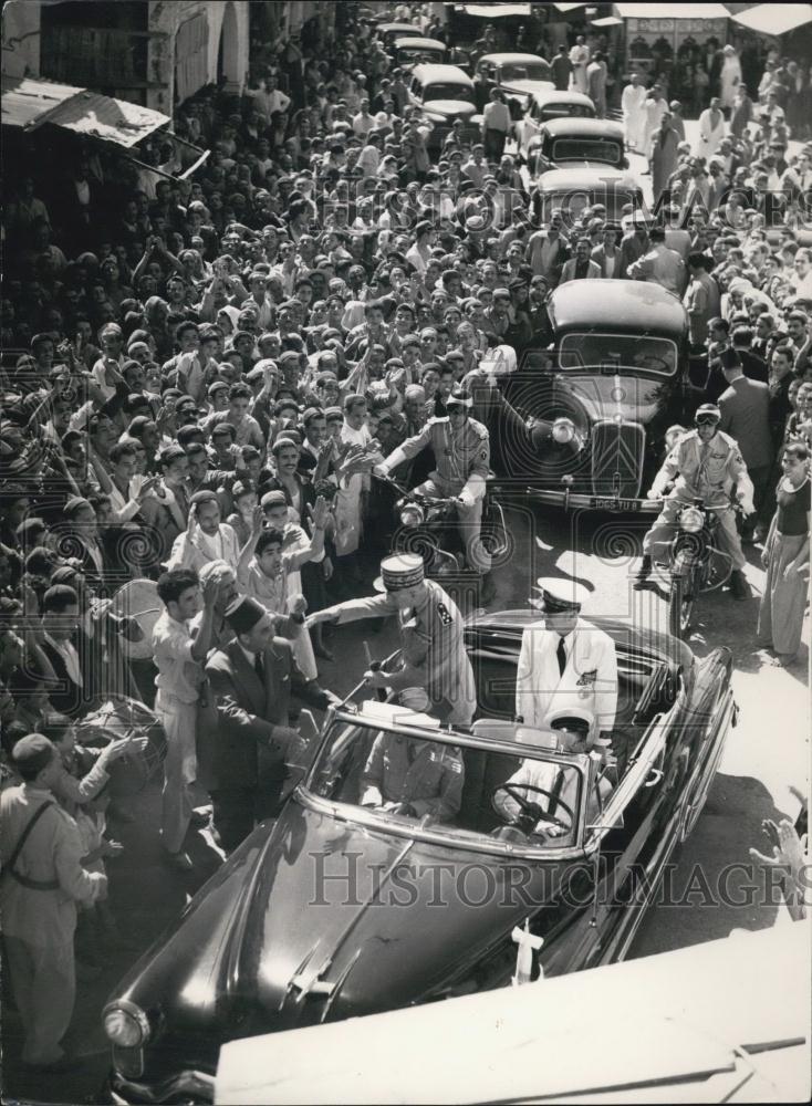 1954 Press Photo New General Boyer On Tour-Crowd Cheers France - Historic Images