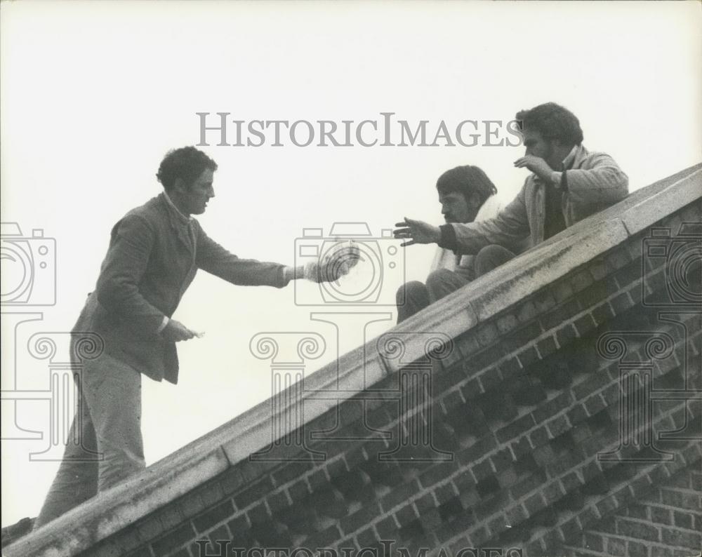 1975 Press Photo IRA Bombers Come Down After Rooftop Protest - Historic Images