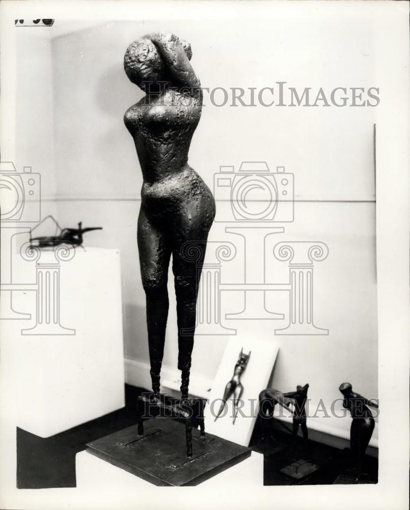 1957 Press Photo Girl Looking Down Sculpture Red Butler Exhibition London - Historic Images