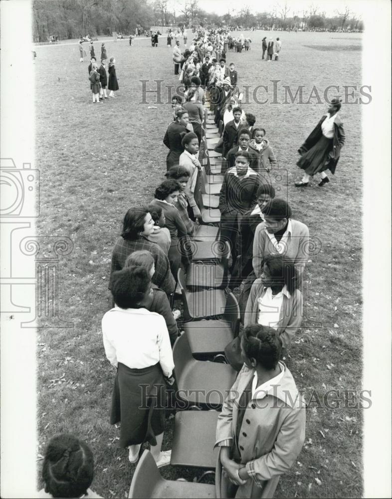 1977 Press Photo Catford School Girls beat World record for Musical Chairs - Historic Images