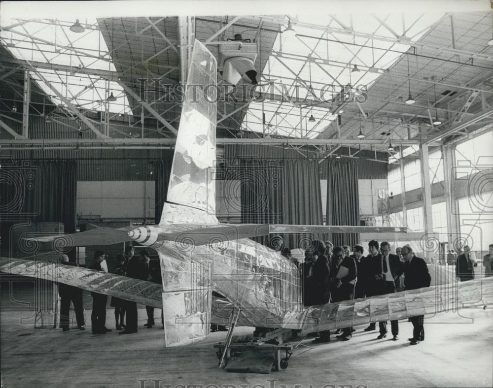 1971 Press Photo Weybridge Man-Powered Aircraft Group Press Conference - Historic Images