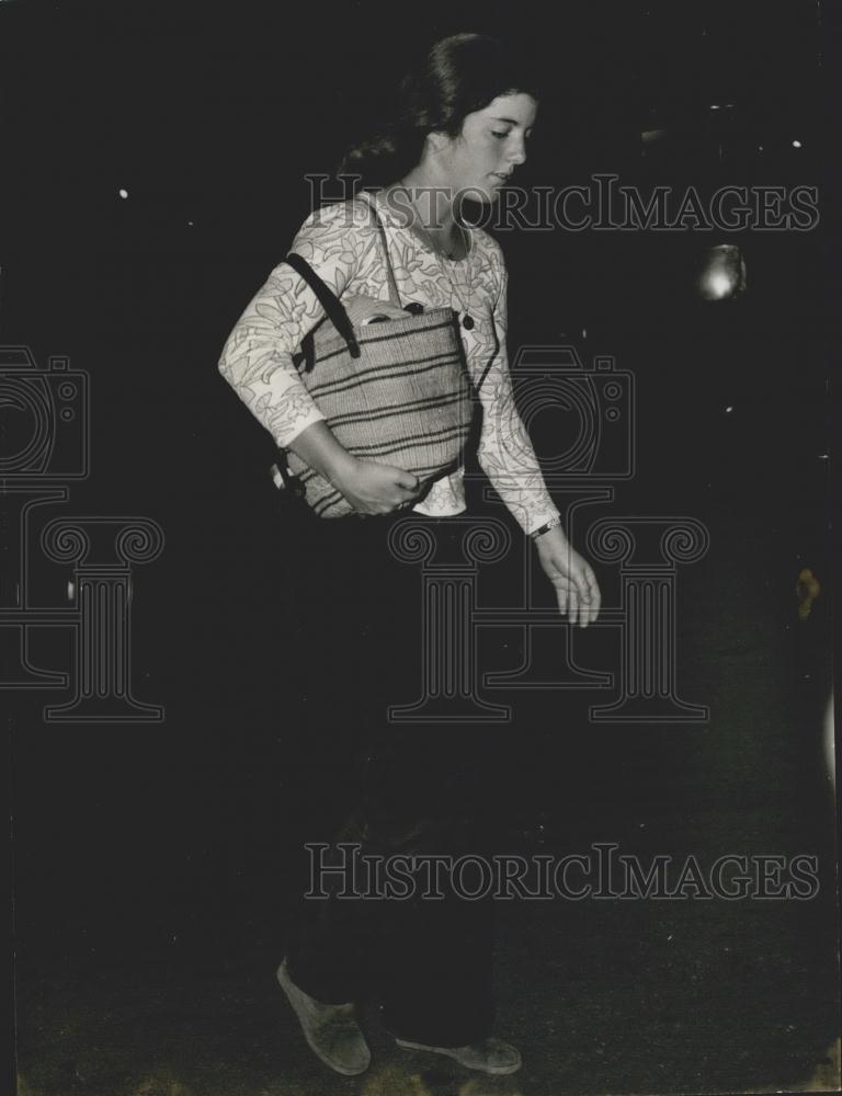 Press Photo Caroline Kennedy Walking - Historic Images