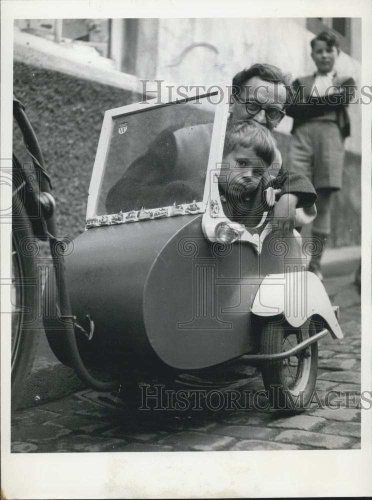 Press Photo Child In Bicycle Trailer Built By Father Rhine District - Historic Images