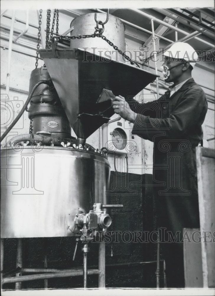 Press Photo Ballpoint Pen Manufacture - Historic Images