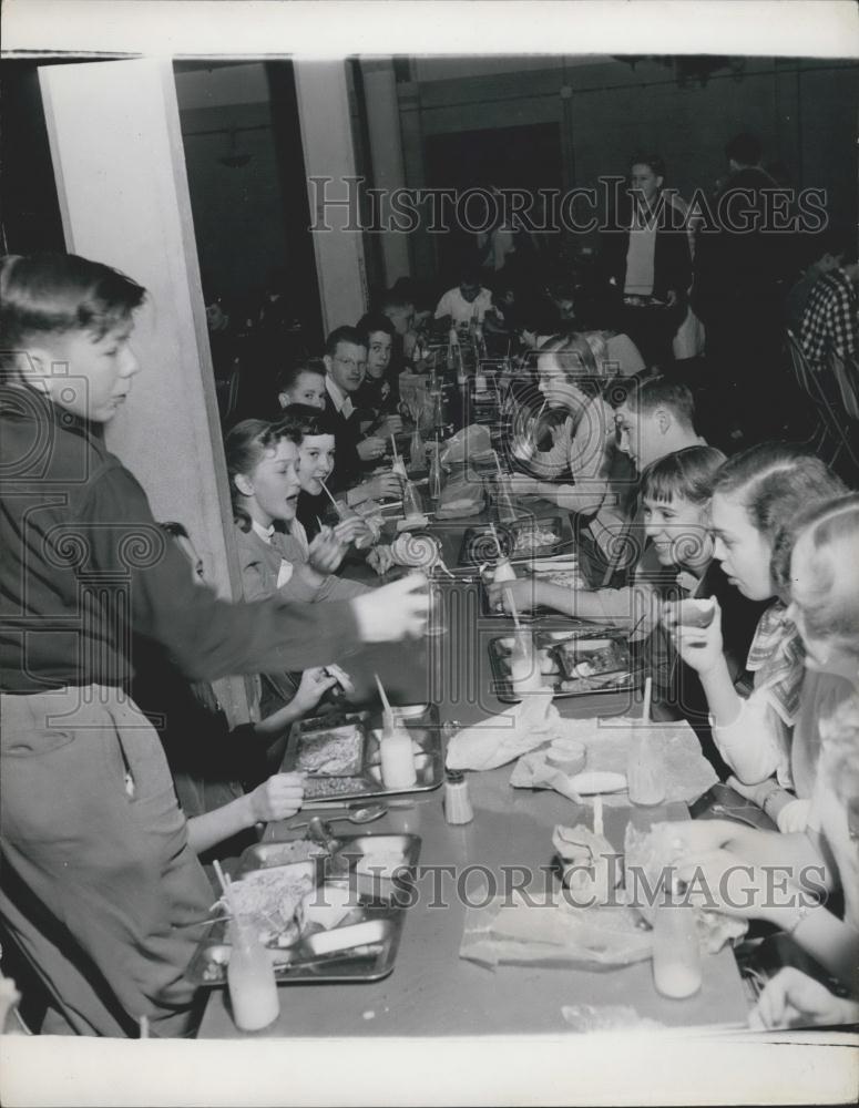 Press Photo Lunch Time Bushey Park School United Kingdom - Historic Images