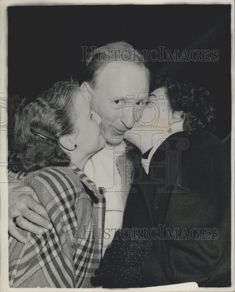 1954 Press Photo Petty Officer T. Hughes is welcomed home - Historic Images