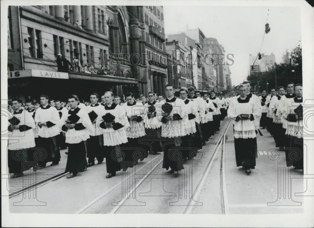 1953 Press Photo Eucharist progression in Australia - Historic Images