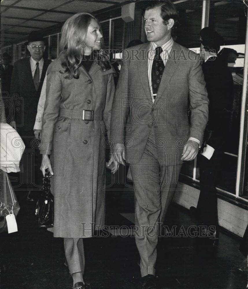 1971 Press Photo Senator Edward Kennedy seen ariving at Heathrew Airport - Historic Images