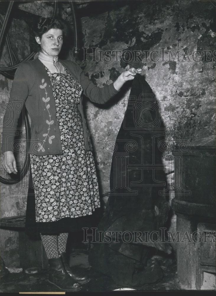 Press Photo Farmer&#39;s Daughter Shows Lehnter&#39;s Coat Burned On Fire - Historic Images