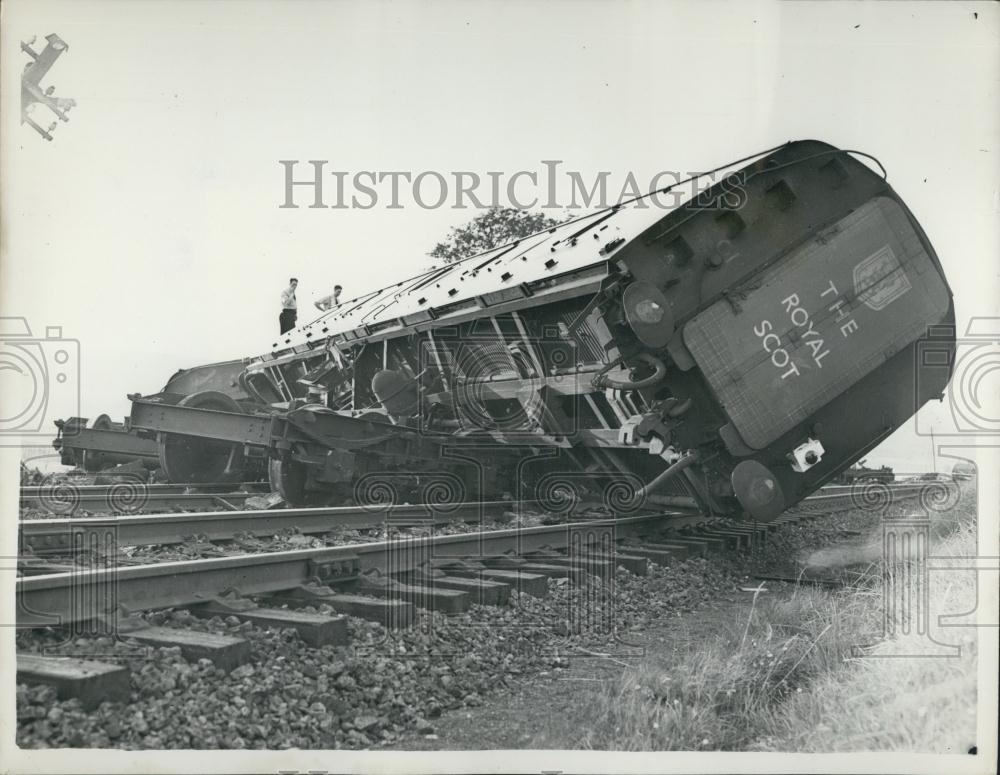 1953 Press Photo &quot;Royal Scot&quot; Derailed. Crash Near Glasgow - Historic Images