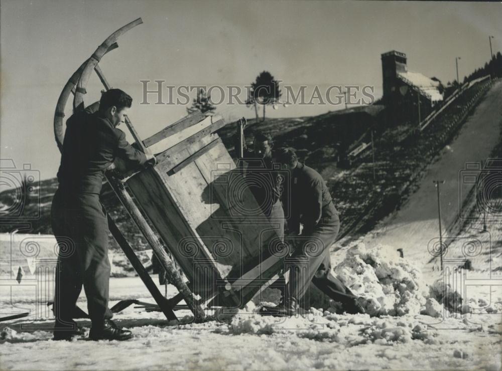 1957 Press Photo German soldiers had to pick up snow from all over Garmisch - Historic Images