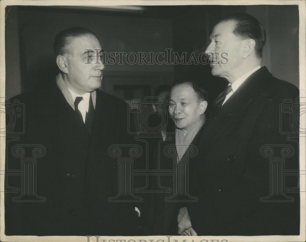 1953 Press Photo French PM,M. Mayer,Vietnam .E. Nguyen Khac Ve&amp;Lord Alexander - Historic Images