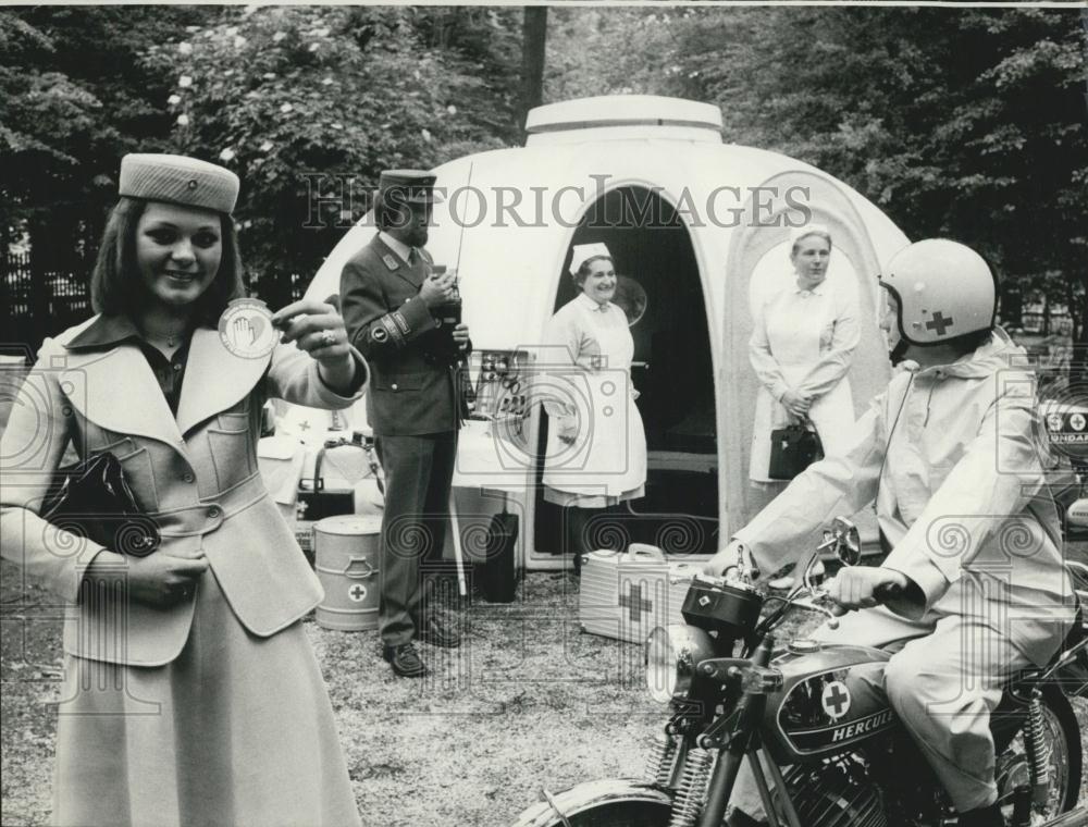 Press Photo Bavarian Red Cross Rescue Igloos, Autobahn Wurzburg Salzburg - Historic Images