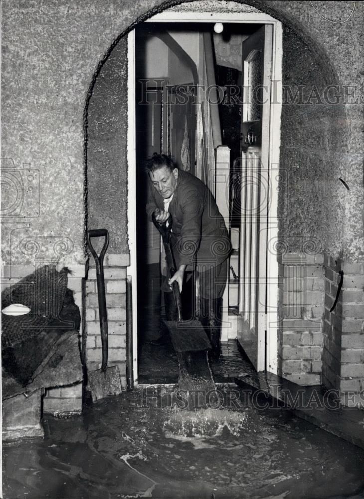 1958 Press Photo Flood Waters After Torrential Rain Southern England - Historic Images