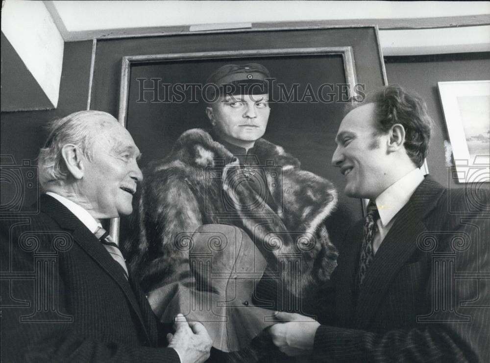 1977 Press Photo A portrait of Baron Manfred von Richthofen &amp; his helmet - Historic Images