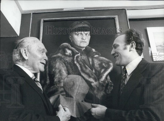 1977 Press Photo A portrait of Baron Manfred von Richthofen & his helmet - Historic Images