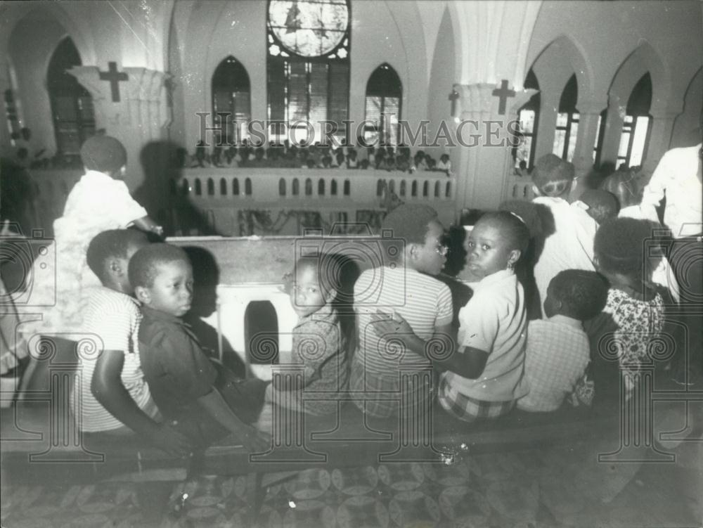 Press Photo Children In Istanbul On Crowded Ledge Looking Over To Proceedings - Historic Images