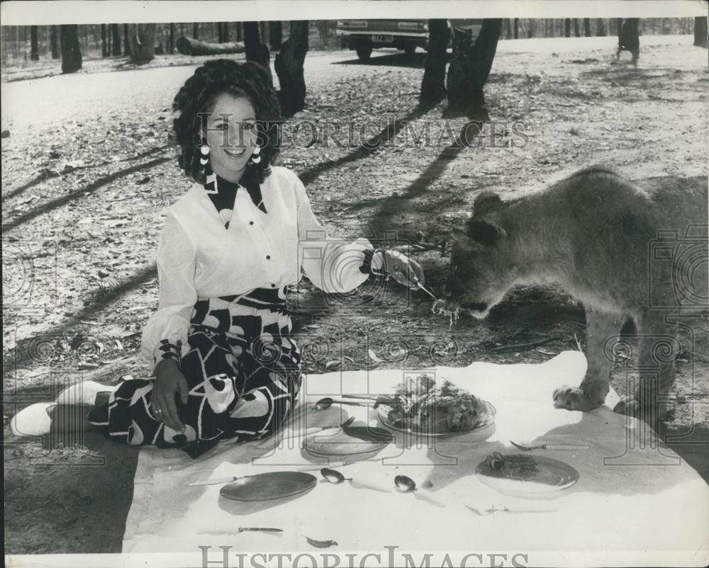 Press Photo Joanna Cox tries her hand at spoon-feeding Liz the lioness - Historic Images