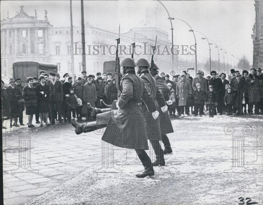 Press Photo Goose Stepping at the change of guards at the memorial - Historic Images