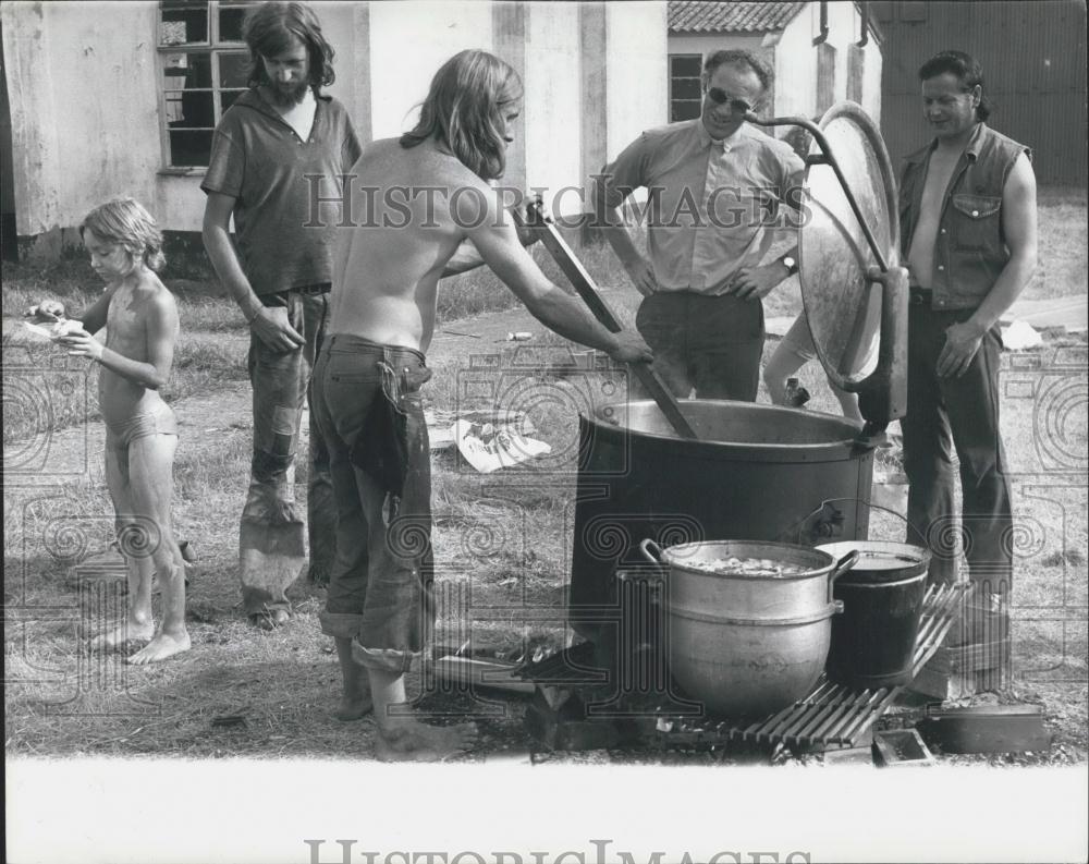 1975 Press Photo Rev. John Wade Vicar Shrivenham Watchfield Pop Concert Festival - Historic Images