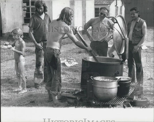 1975 Press Photo Rev. John Wade Vicar Shrivenham Watchfield Pop Concert Festival - Historic Images