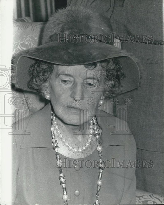 1974 Press Photo Rose Fitzgerald Kennedy Arriving In London Promoting Book - Historic Images