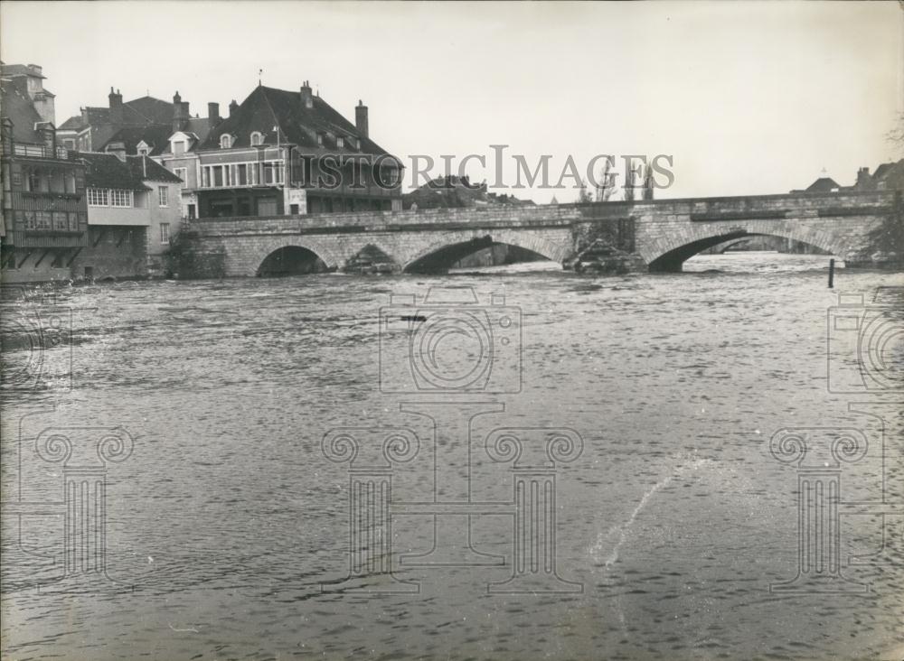 1961 Press Photo Argentan Sur-Creuse flooded Central France - Historic Images