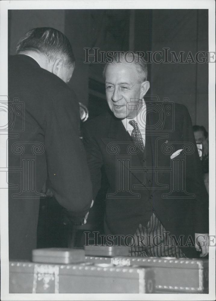 1953 Press Photo French Minister in Oslo baron de Monigault Receives Nobel Prize - Historic Images