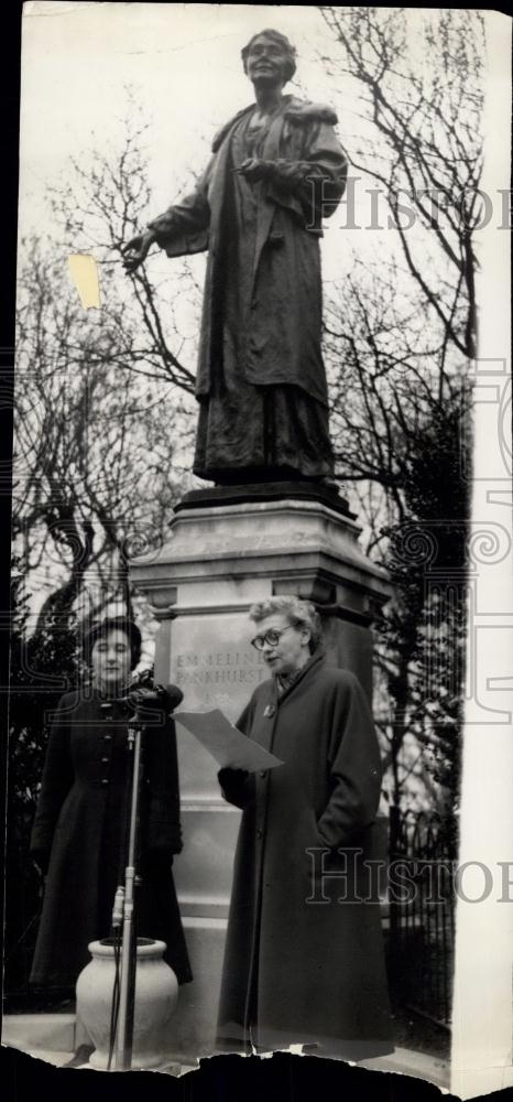 1954 Press Photo "Proclamation" Demanding Equal Pay For Women - Historic Images