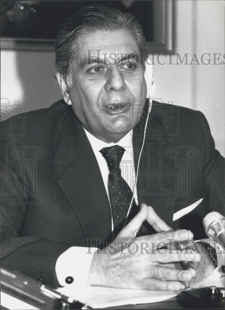 1988 Press Photo Pakistans Foreign Minister Sain Noorani Signs Treaty - Historic Images